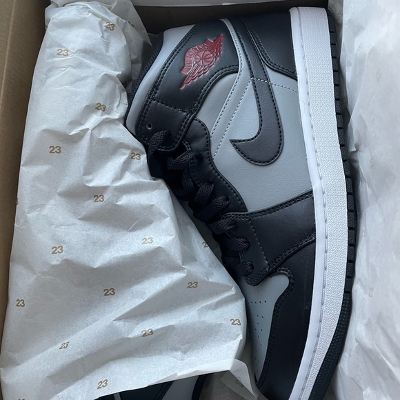 BRAND NEW AIR JORDAN 1 MID SHADOW RED 2021 - Picture 2 of 9